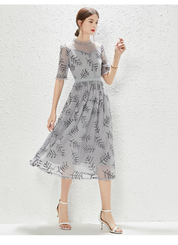 Nuevo vestido de gasa gris con lentejuelas, elegante y a la moda.