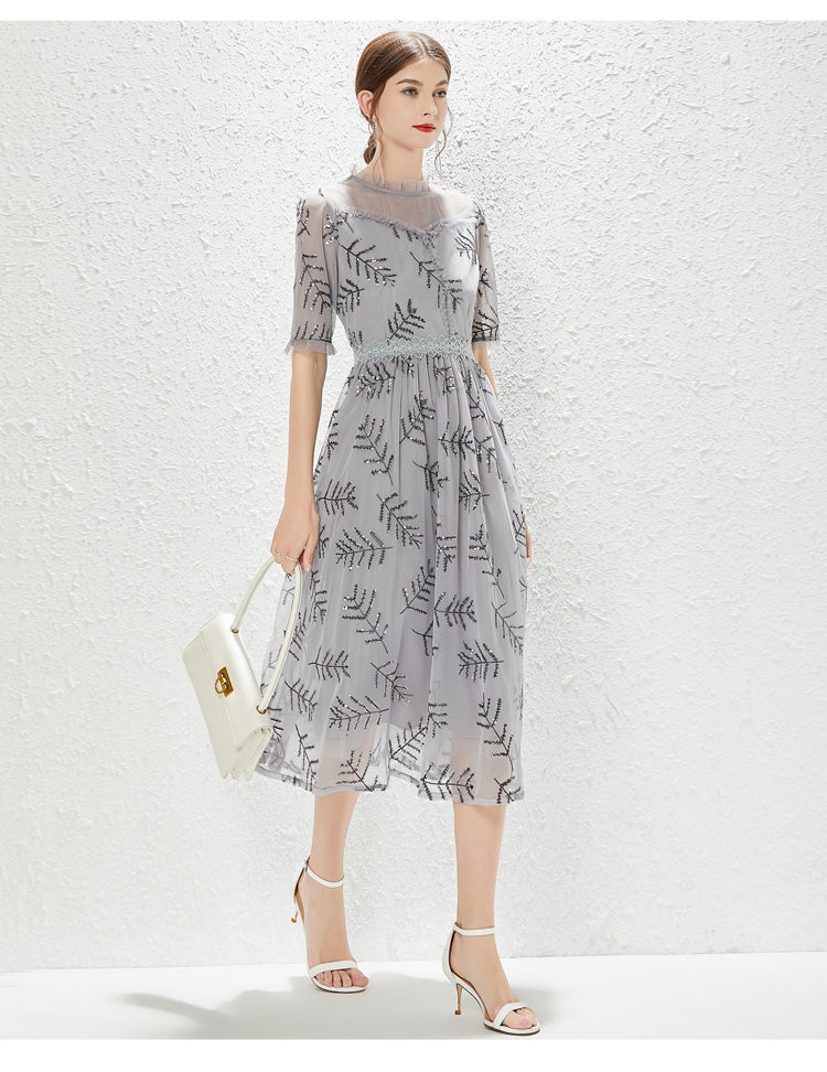 Nuevo vestido de gasa gris con lentejuelas, elegante y a la moda.