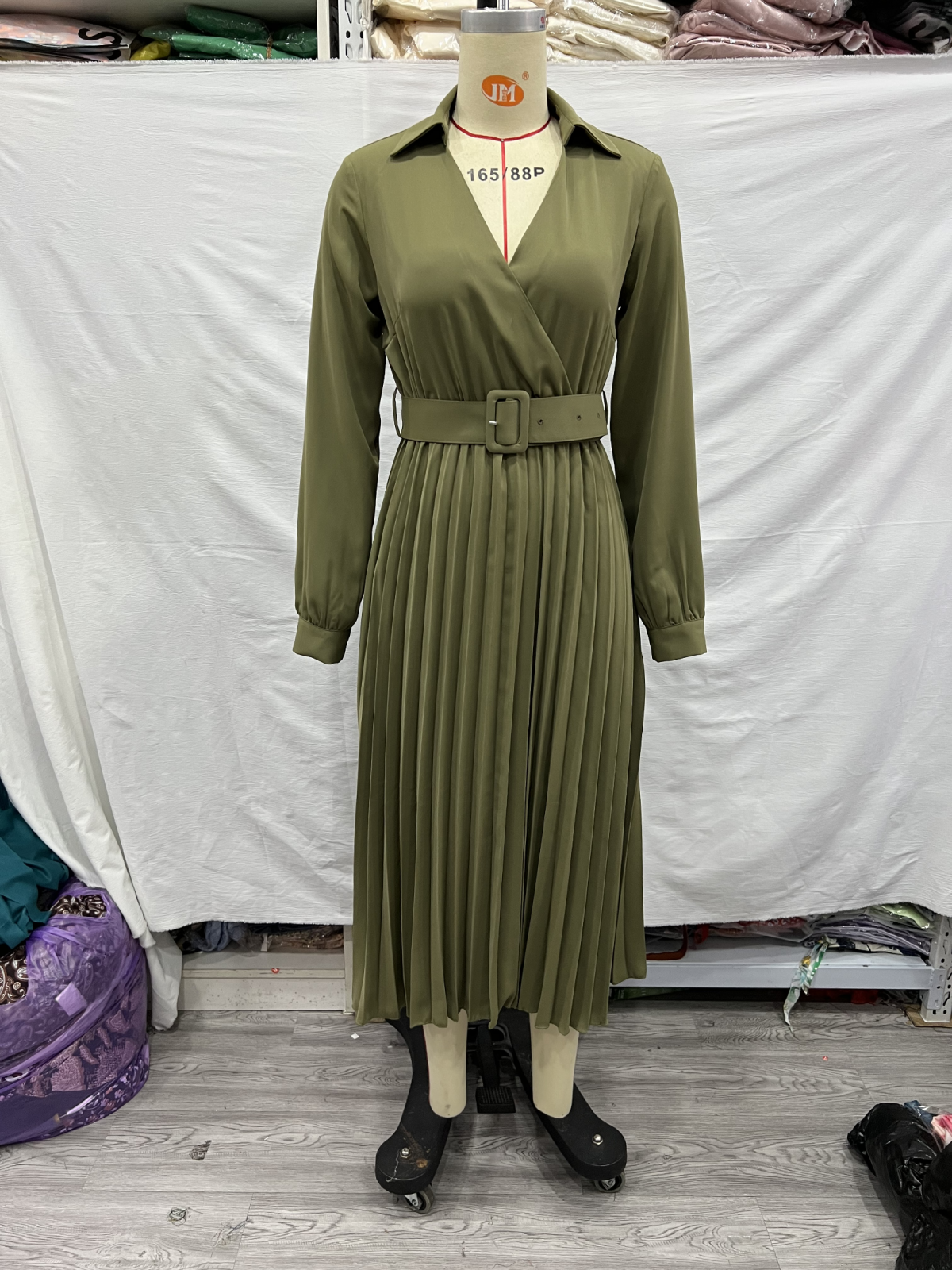 Robe plissée à col en V et ceinture pour femme - Collection Hiver