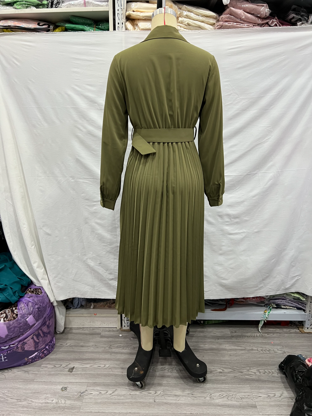 Robe plissée à col en V et ceinture pour femme - Collection Hiver