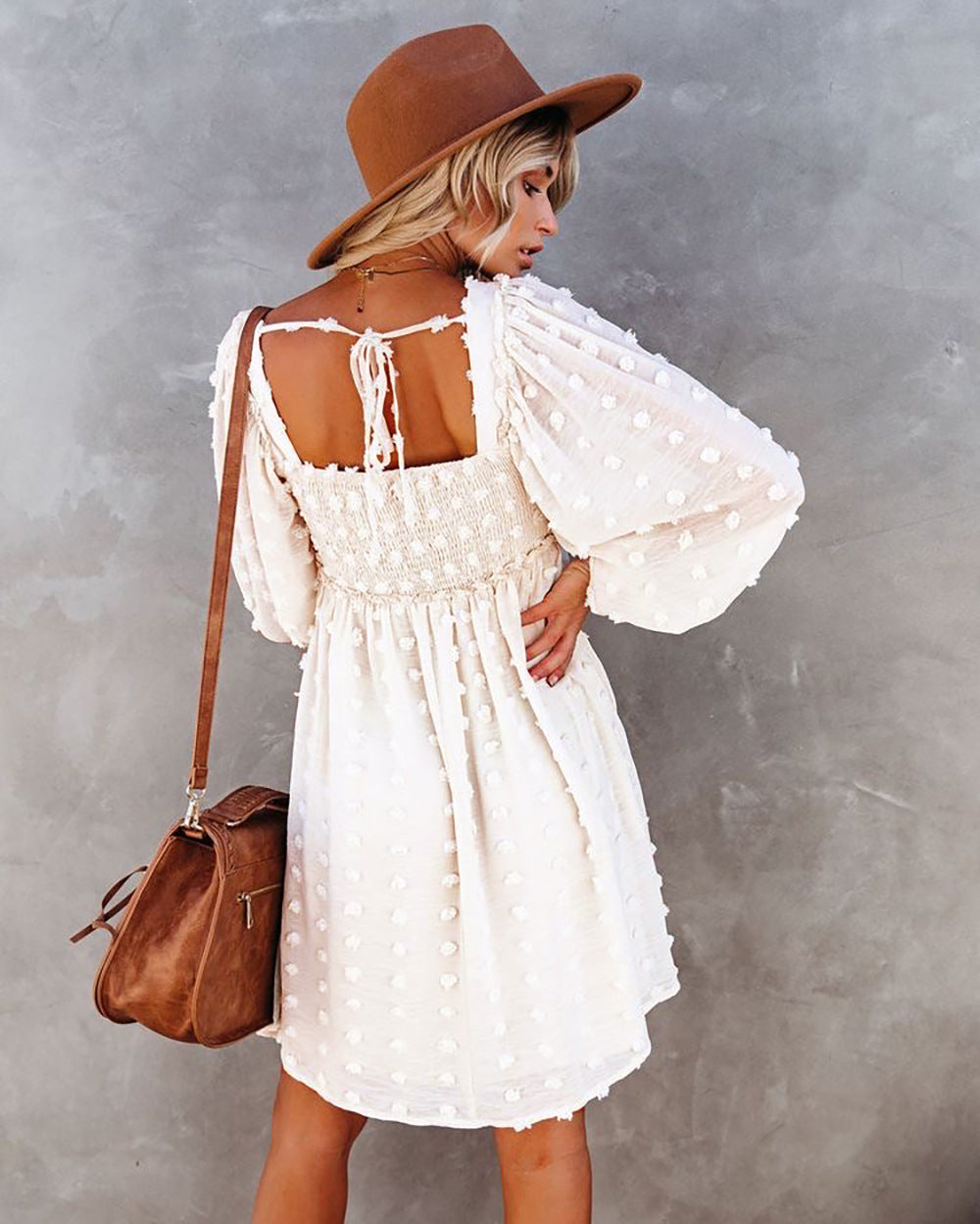 Robe courte en mousseline de soie à pois, col carré et manches lanternes.