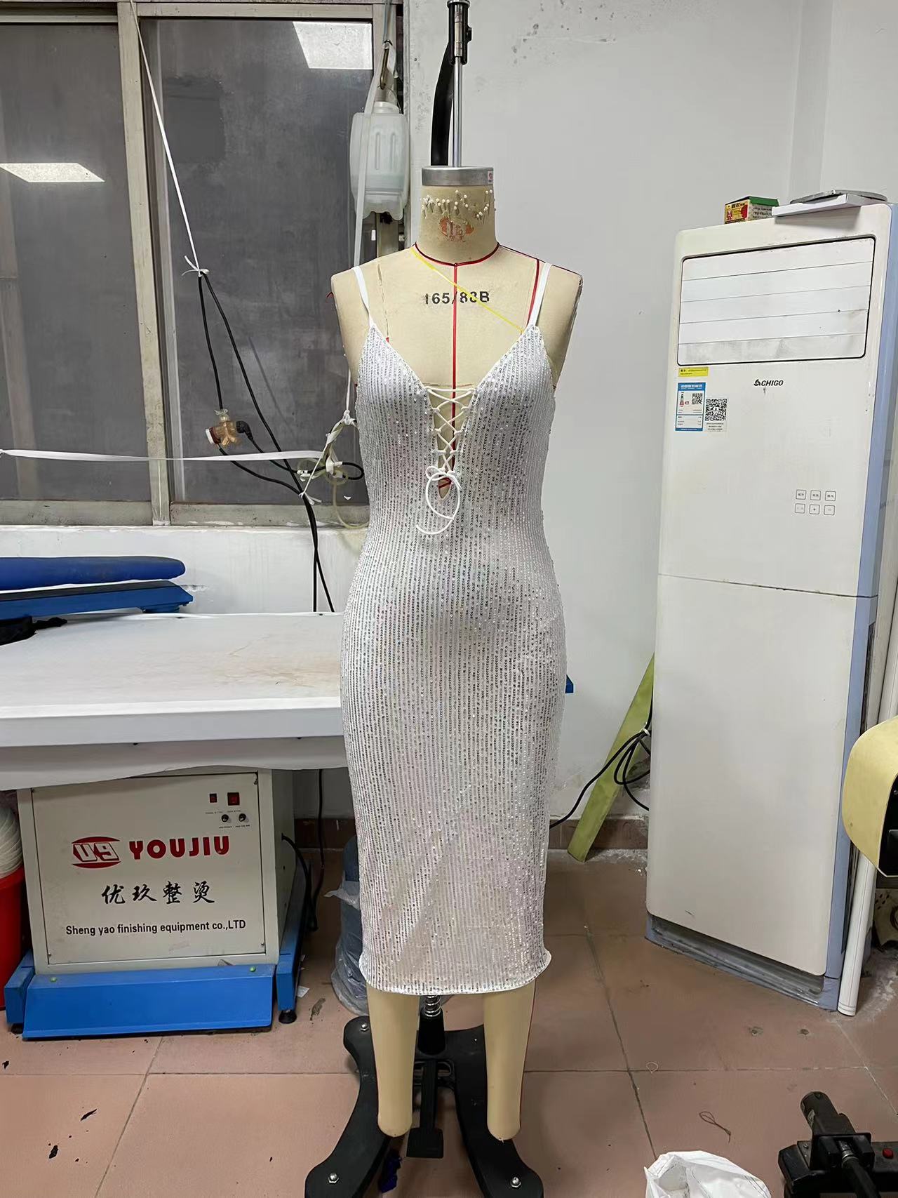 Robe nuisette sexy printemps-été femme, coupe cintrée, longueur midi, décolleté croisé