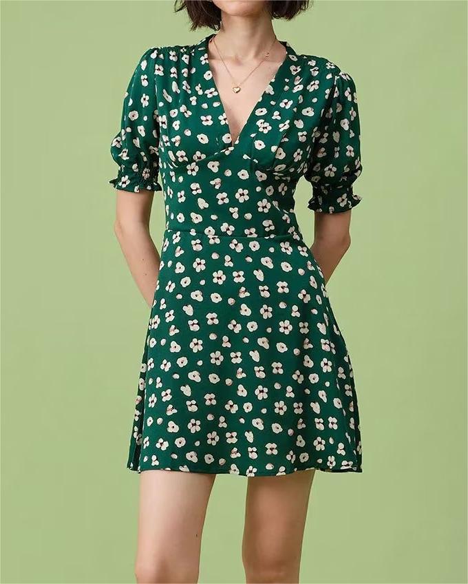 Robe verte scintillante à manches courtes pour femme, coupe ajustée, col en V, idéale pour une pause thé.