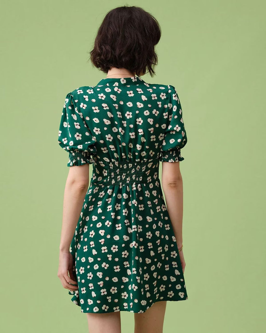 Robe verte scintillante à manches courtes pour femme, coupe ajustée, col en V, idéale pour une pause thé.