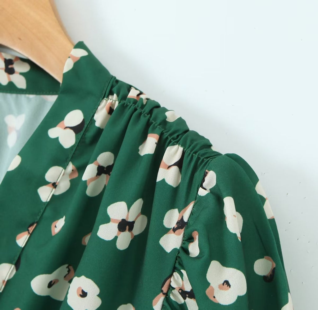 Robe verte scintillante à manches courtes pour femme, coupe ajustée, col en V, idéale pour une pause thé.