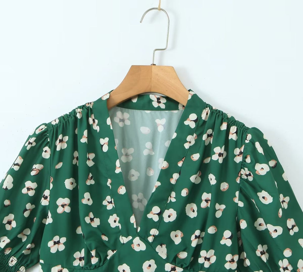 Robe verte scintillante à manches courtes pour femme, coupe ajustée, col en V, idéale pour une pause thé.