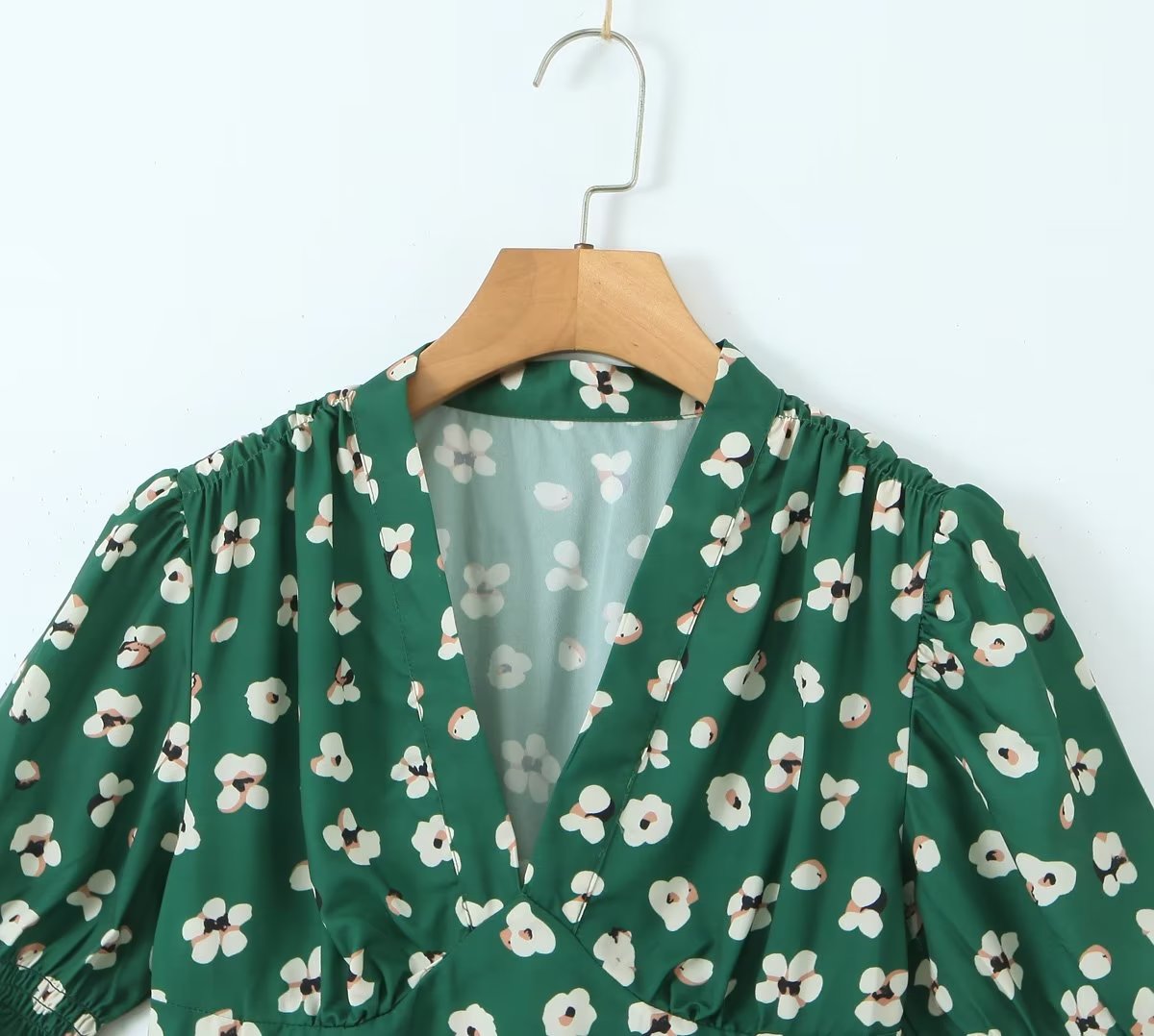 Robe verte scintillante à manches courtes pour femme, coupe ajustée, col en V, idéale pour une pause thé.