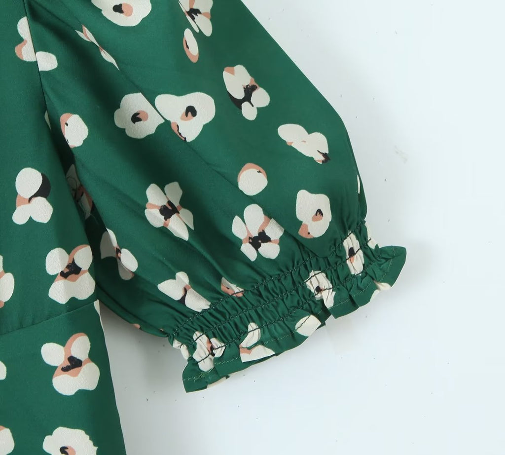 Robe verte scintillante à manches courtes pour femme, coupe ajustée, col en V, idéale pour une pause thé.