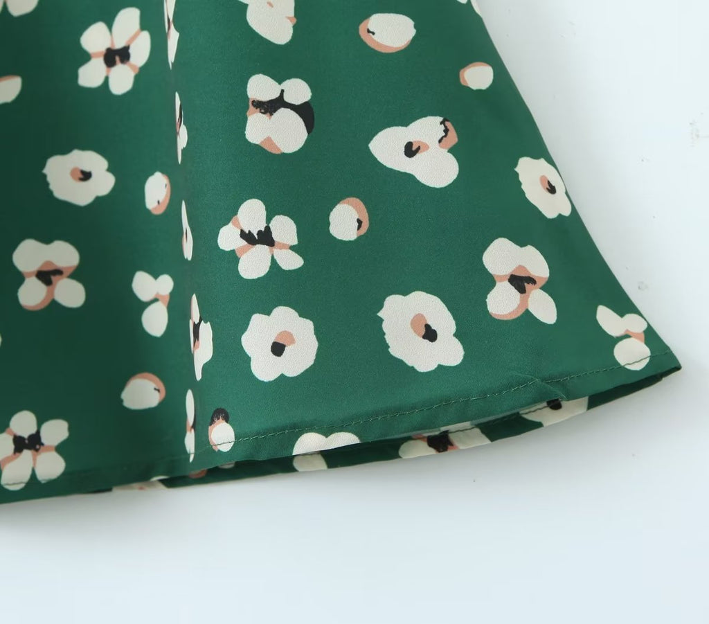Robe verte scintillante à manches courtes pour femme, coupe ajustée, col en V, idéale pour une pause thé.