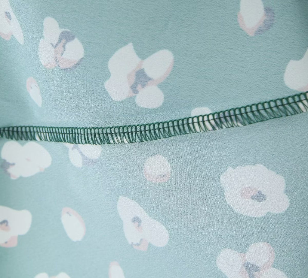 Robe verte scintillante à manches courtes pour femme, coupe ajustée, col en V, idéale pour une pause thé.