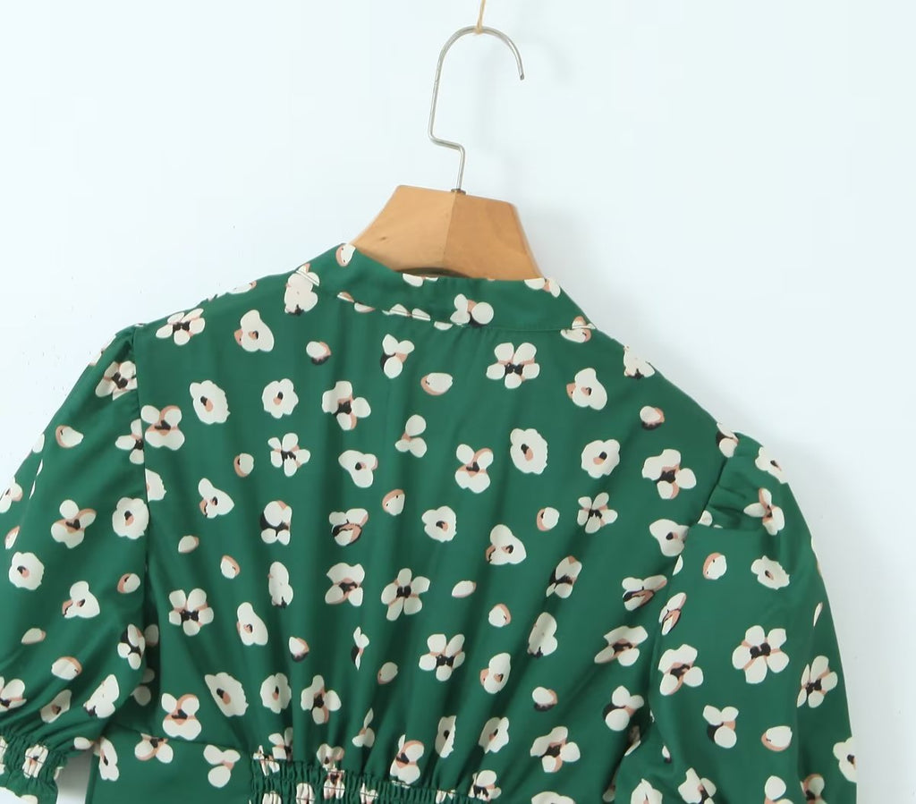 Robe verte scintillante à manches courtes pour femme, coupe ajustée, col en V, idéale pour une pause thé.