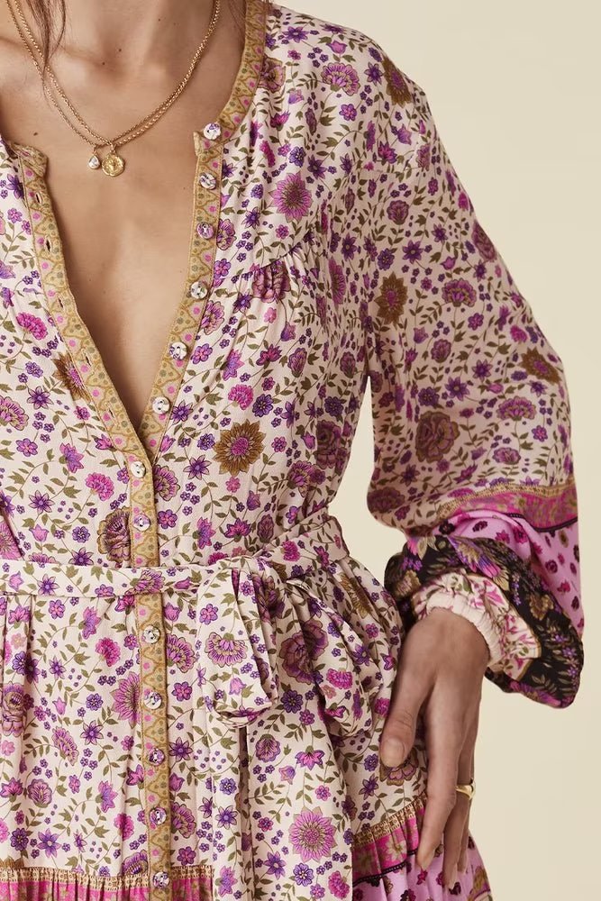 Robe ample mi-longue à taille haute et motif floral en filigrane