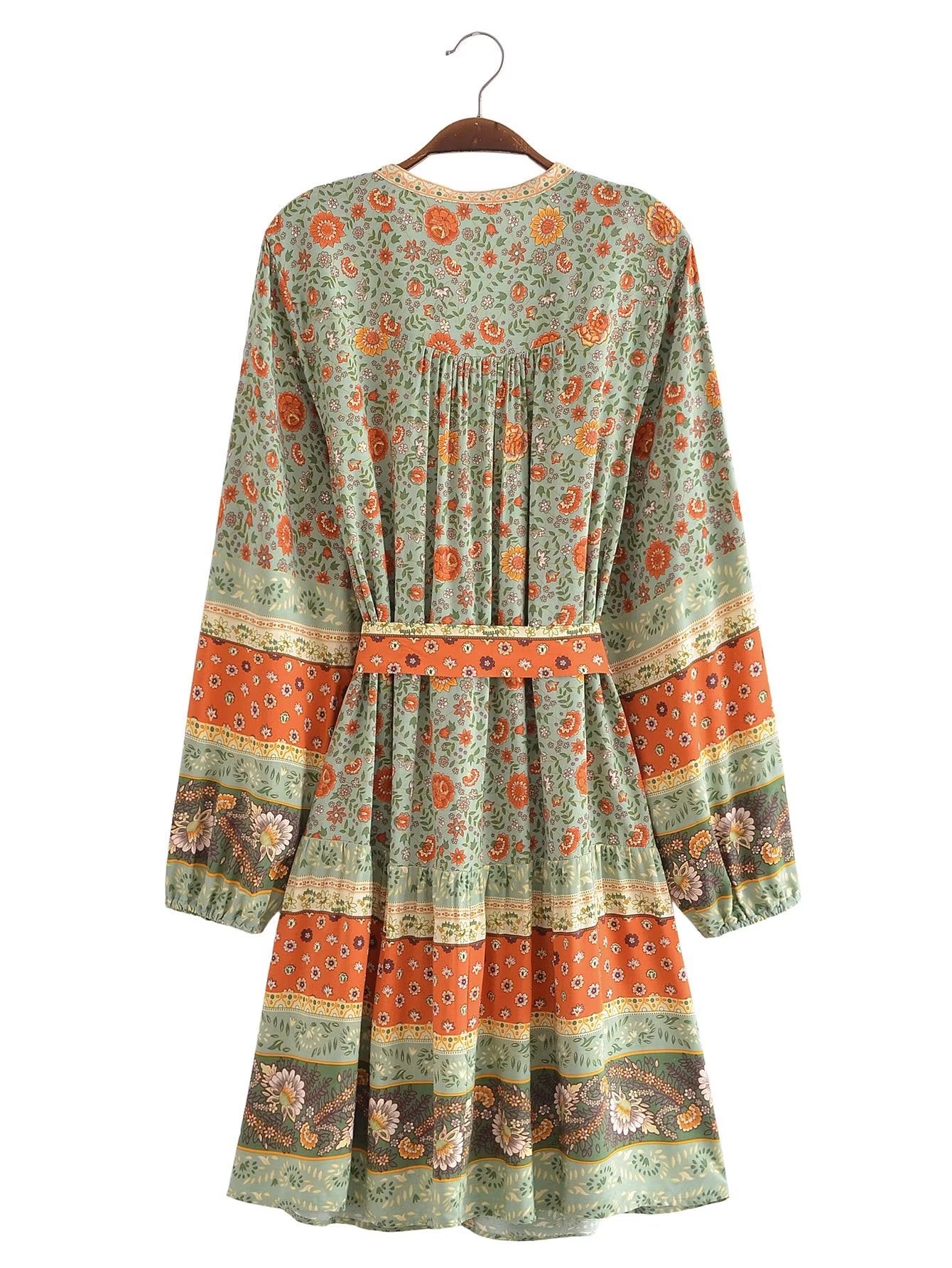 Robe ample mi-longue à taille haute et motif floral en filigrane