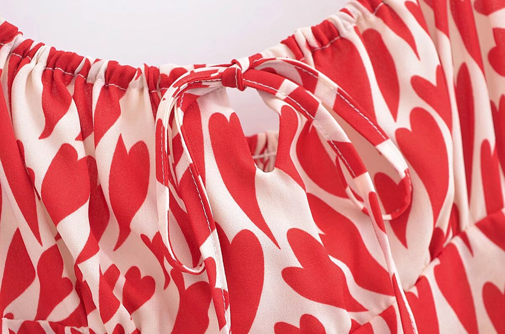 Vestido corto de verano con estampado de corazón, cintura ceñida y cordones
