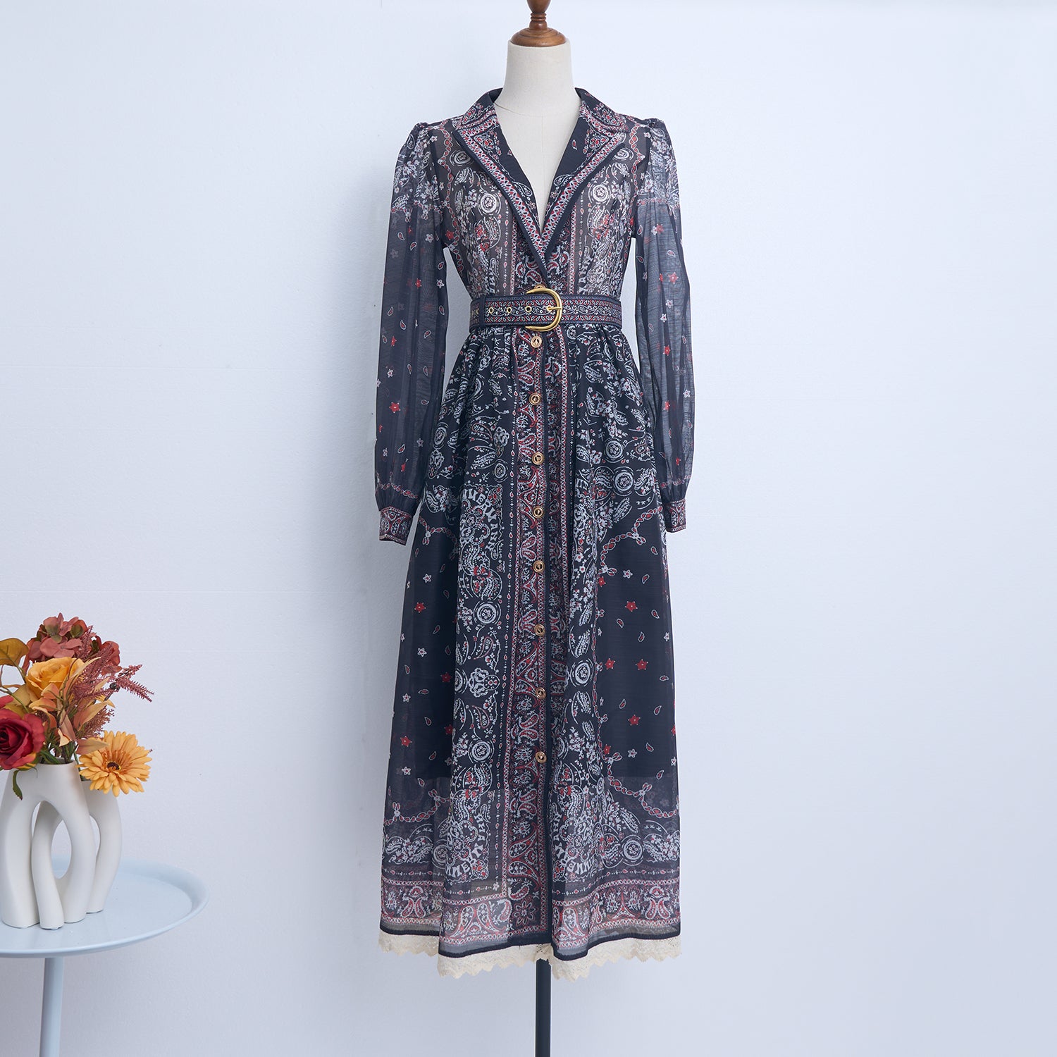 Robe en dentelle à simple boutonnage avec ceinture, idéale pour le printemps et l'été.