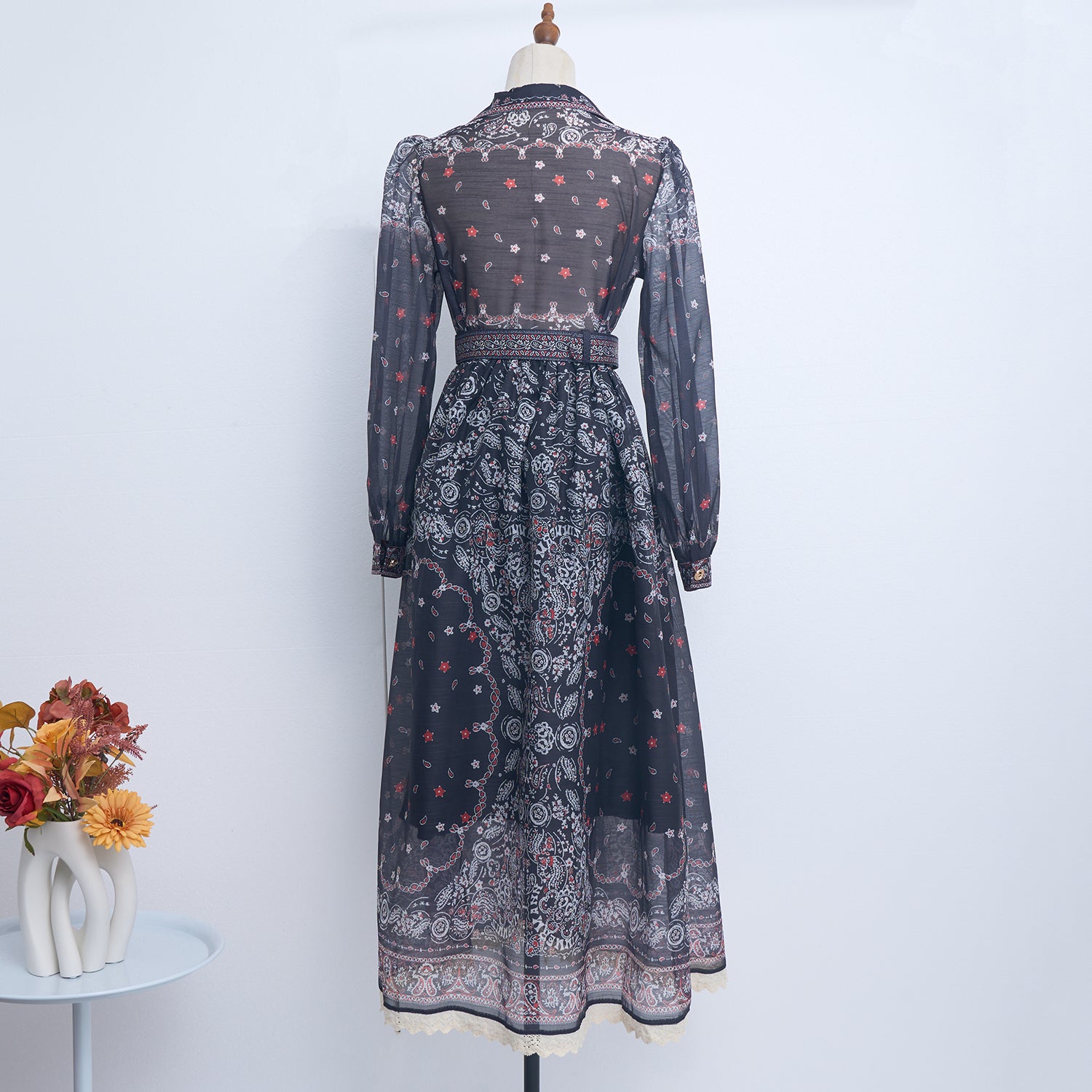 Robe en dentelle à simple boutonnage avec ceinture, idéale pour le printemps et l'été.