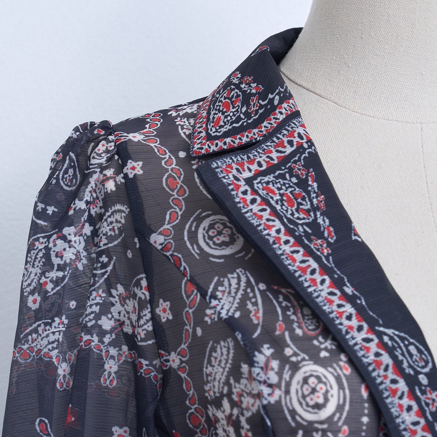 Robe en dentelle à simple boutonnage avec ceinture, idéale pour le printemps et l'été.