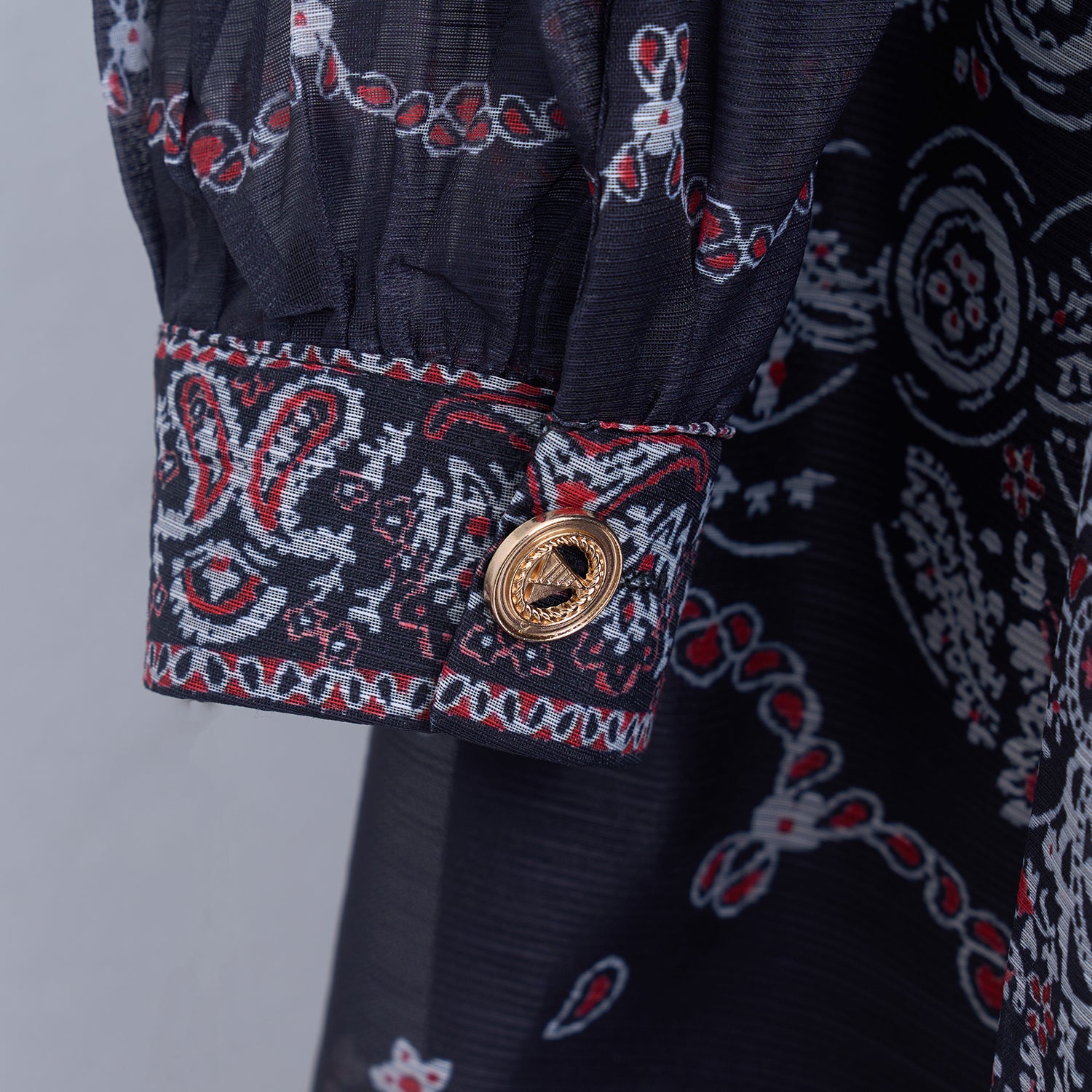 Robe en dentelle à simple boutonnage avec ceinture, idéale pour le printemps et l'été.