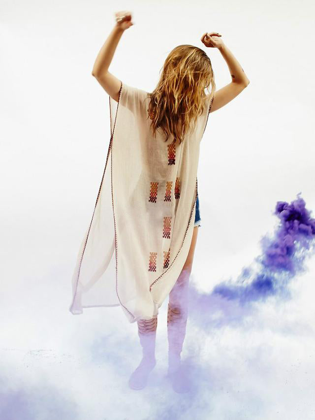 Robe d'été courte à manches courtes et fente brodée pour femme