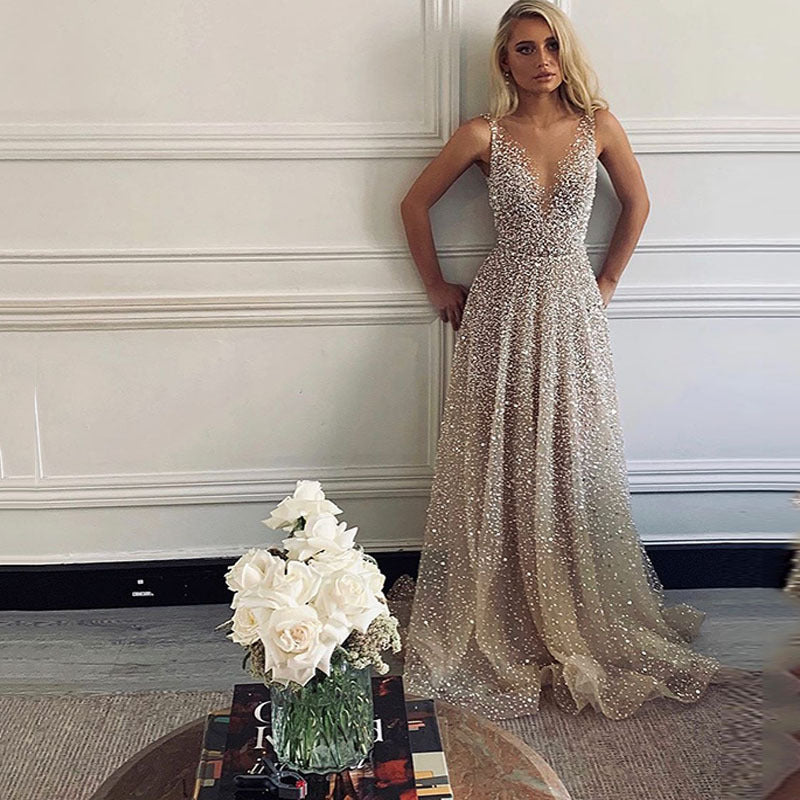 Vestido de mujer de primavera y verano con escote en V dorado y tirantes finos con degradado
