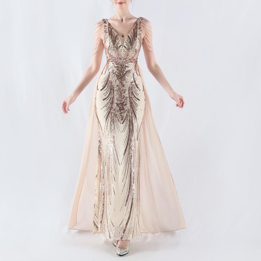Robe de soirée haut de gamme à sequins floraux et cape ornée de perles, présentée lors de la réunion annuelle du propriétaire.