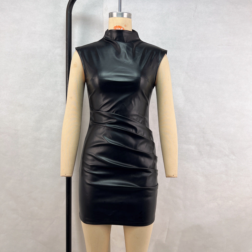 Robe fourreau plissée en similicuir style hipster pour femme, col montant, sans manches, manches longues, style fourreau.