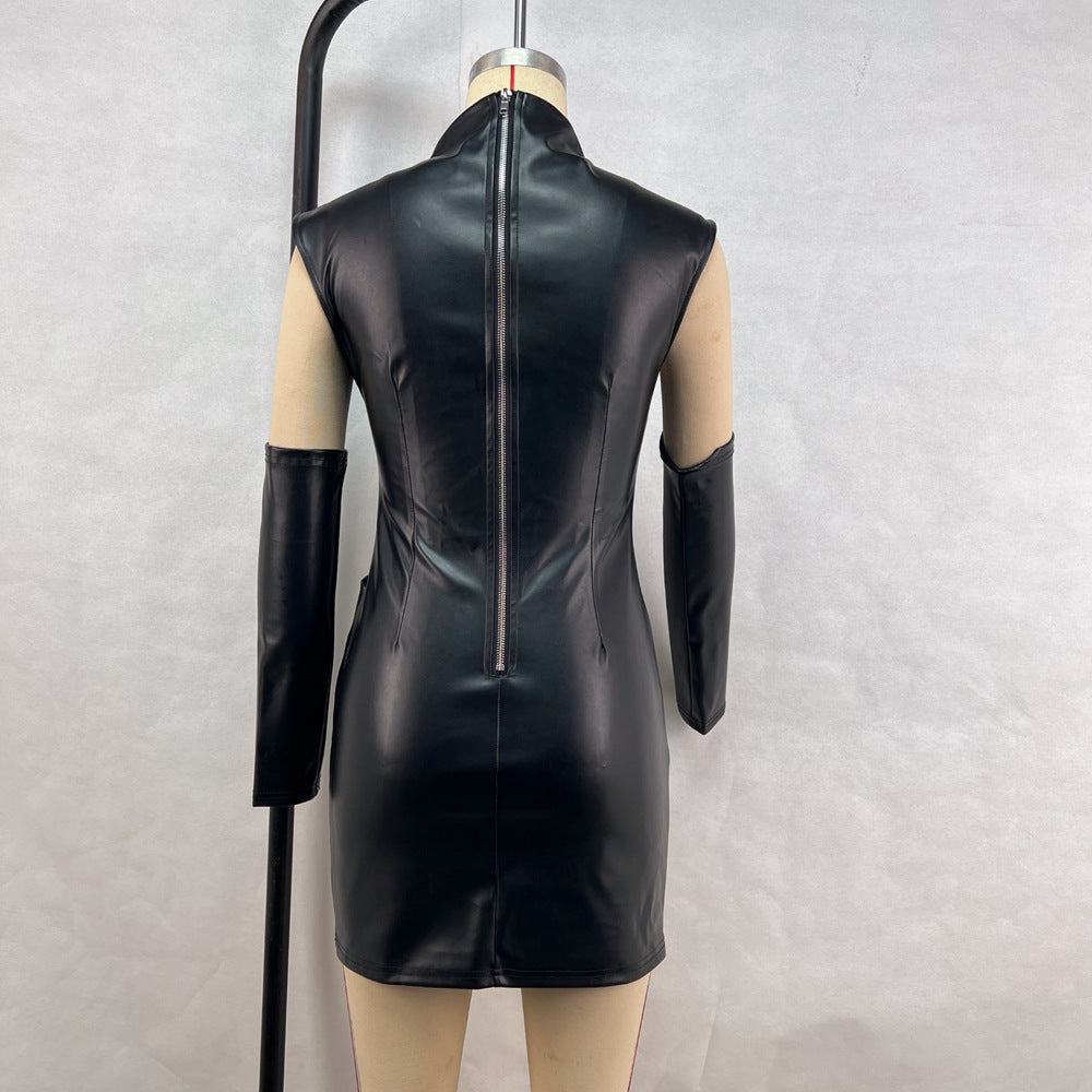 Robe fourreau plissée en similicuir style hipster pour femme, col montant, sans manches, manches longues, style fourreau.