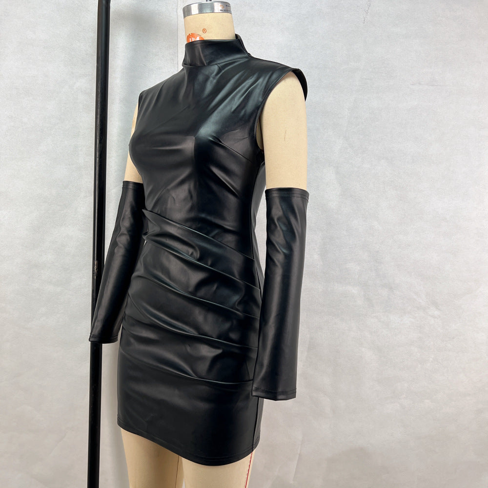 Robe fourreau plissée en similicuir style hipster pour femme, col montant, sans manches, manches longues, style fourreau.