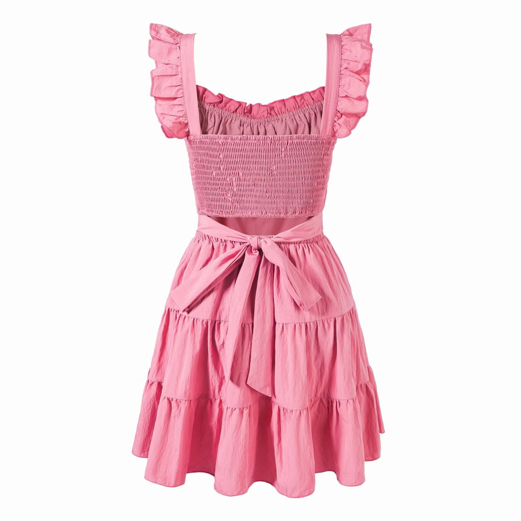Robe rose vintage à col carré et manches volantes, élégante et cintrée à la taille, idéale pour l'été.
