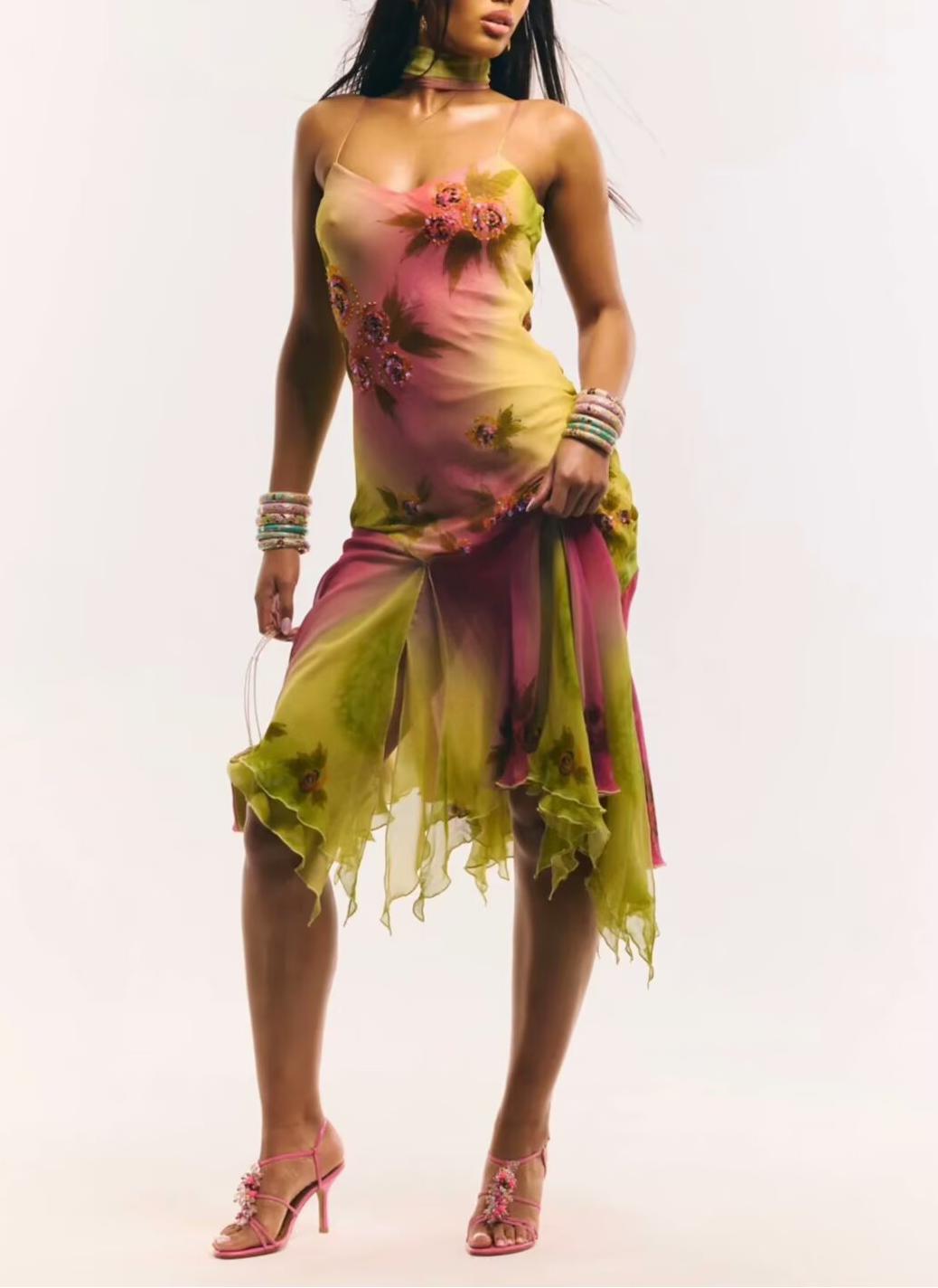 Vestido de verano elegante con bordado floral, tirantes y volantes en el bajo