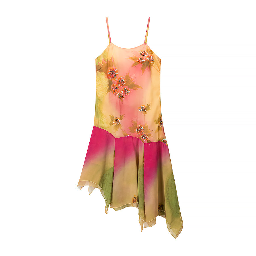 Vestido de verano elegante con bordado floral, tirantes y volantes en el bajo