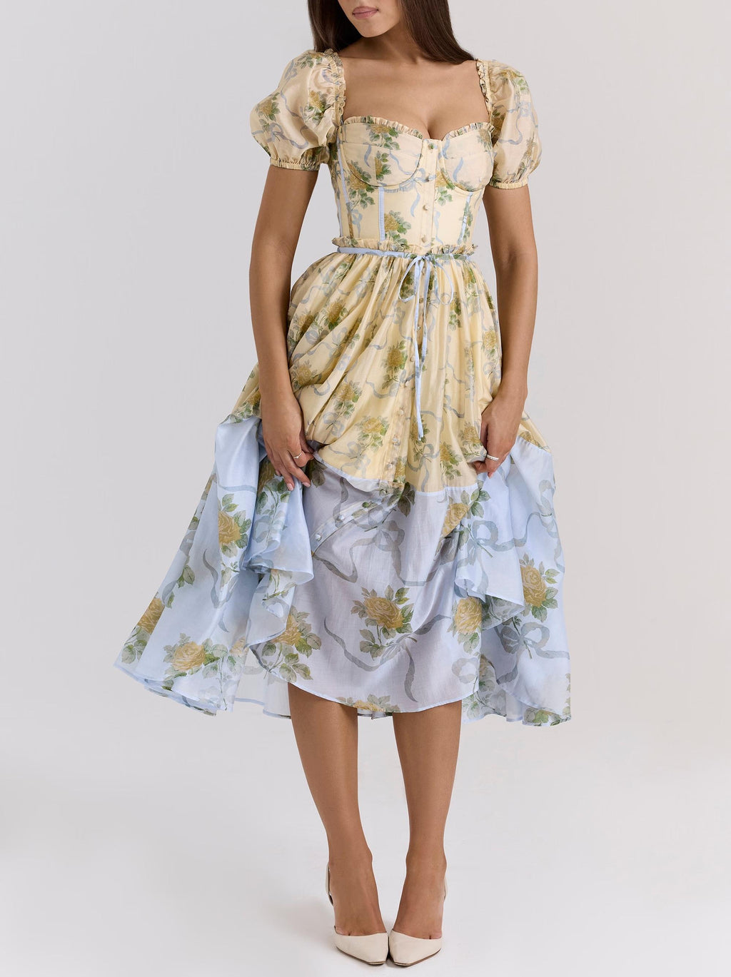 Vestido de vacaciones retro con cuello cuadrado y mangas abullonadas, largo medio y estampado elegante.