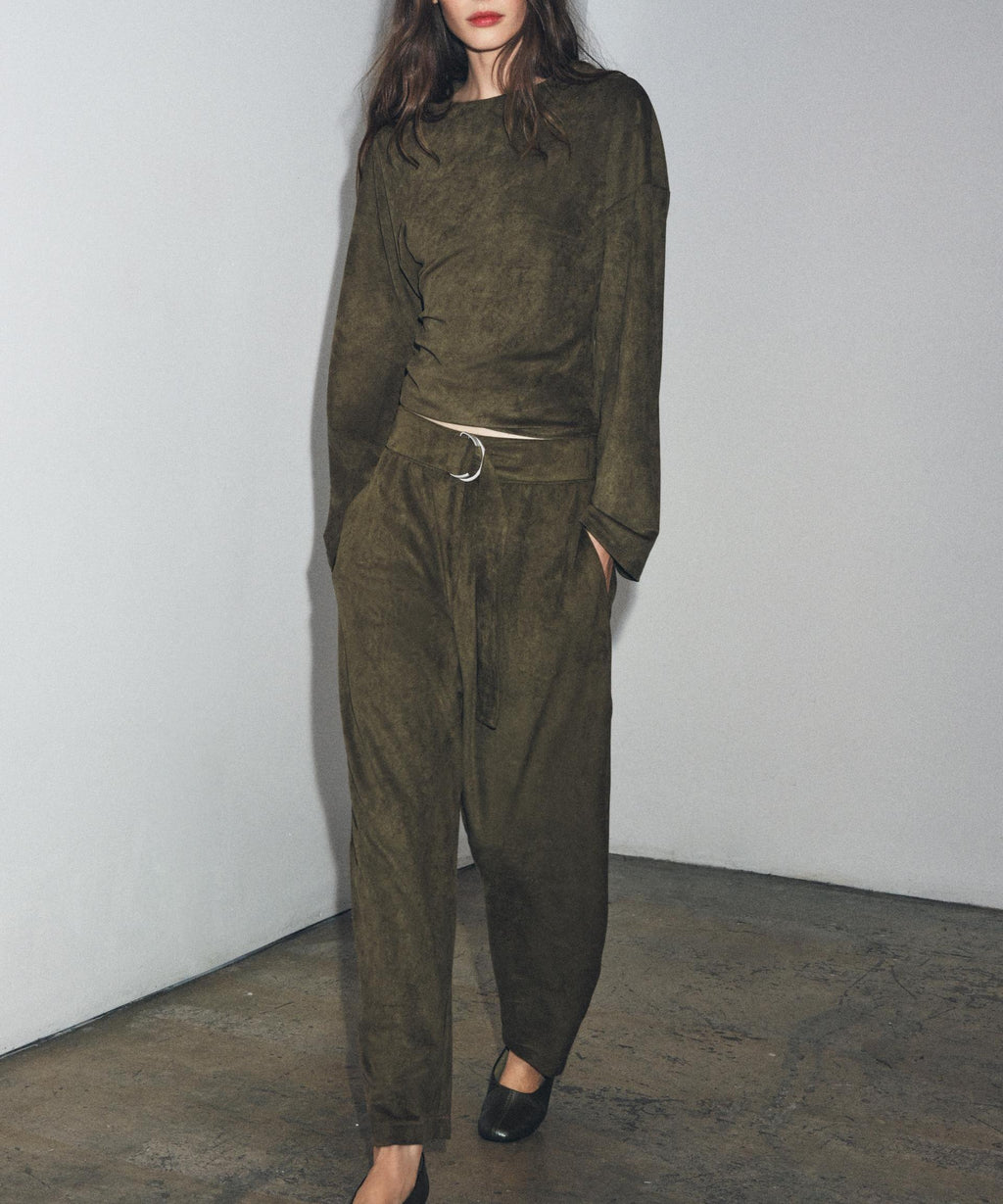 Ensemble pour femme : haut en daim plissé à la taille, ceinture et pantalon.