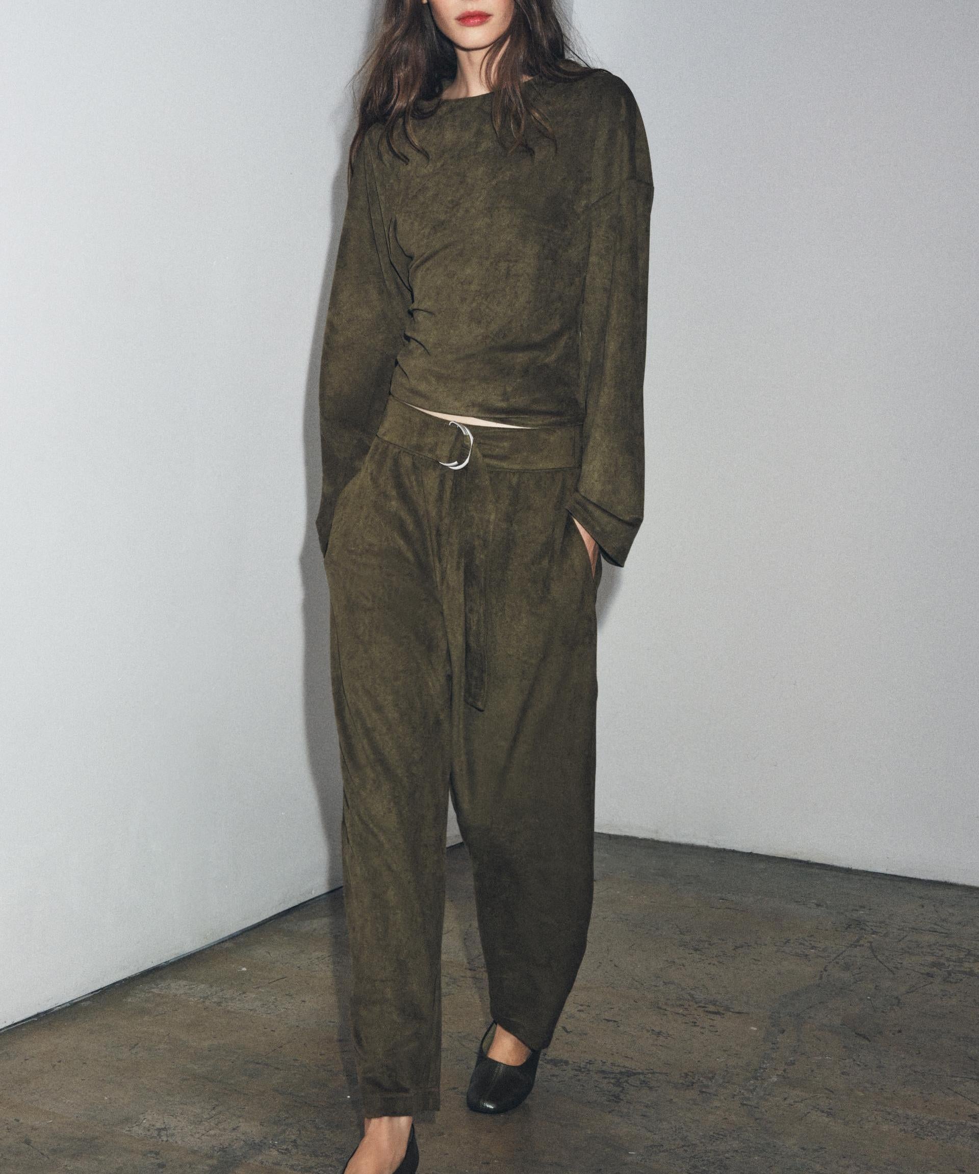 Ensemble pour femme : haut en daim plissé à la taille, ceinture et pantalon.