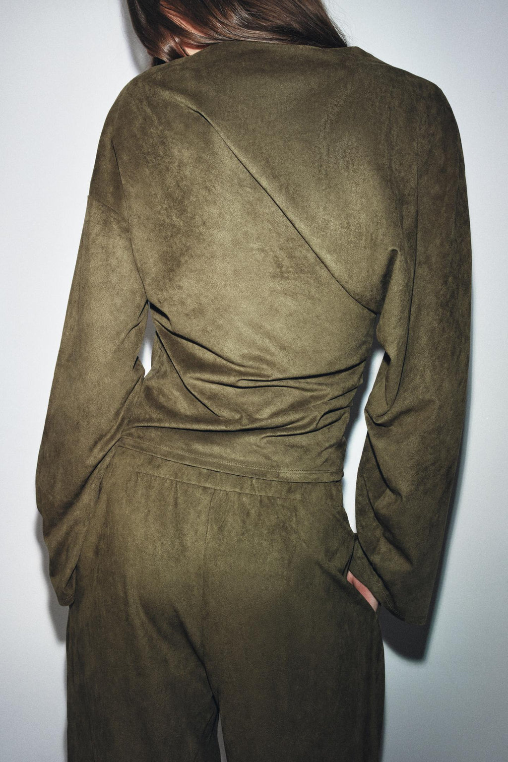 Ensemble pour femme : haut en daim plissé à la taille, ceinture et pantalon.
