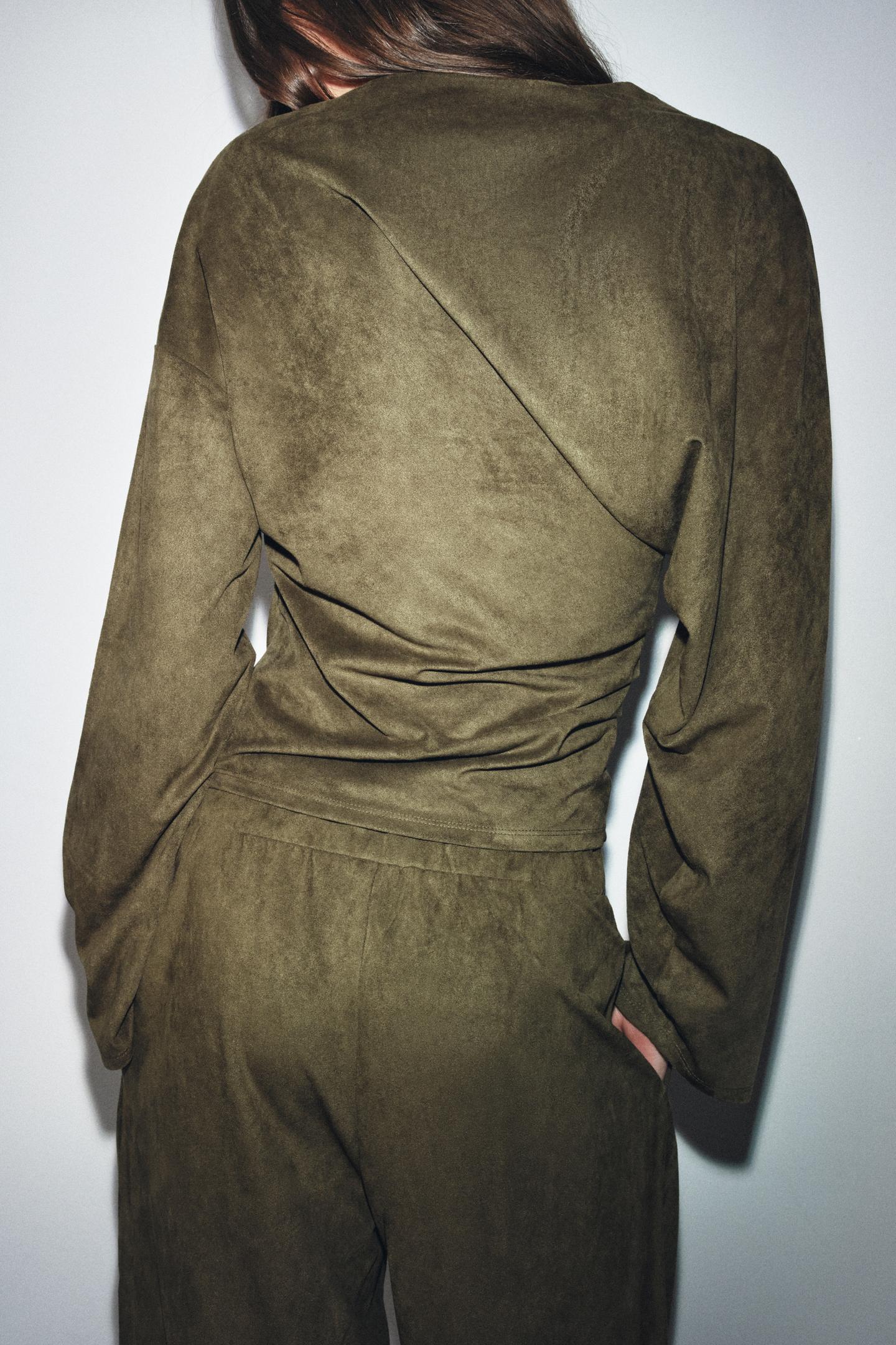 Ensemble pour femme : haut en daim plissé à la taille, ceinture et pantalon.