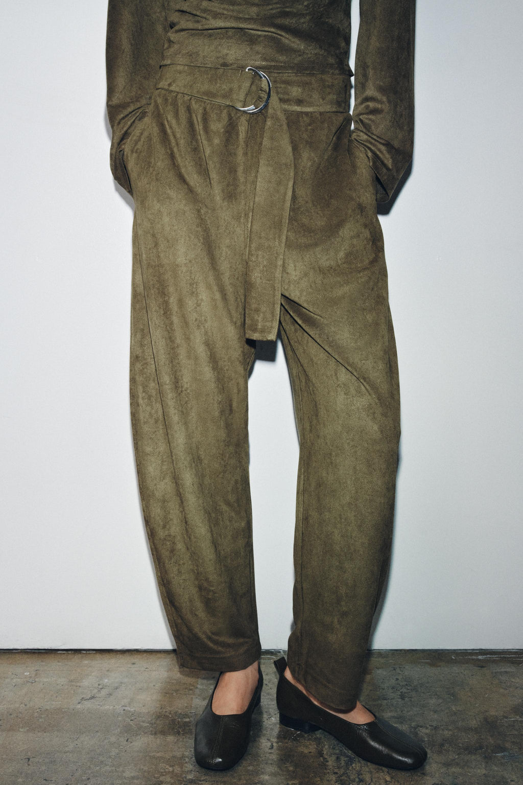 Ensemble pour femme : haut en daim plissé à la taille, ceinture et pantalon.