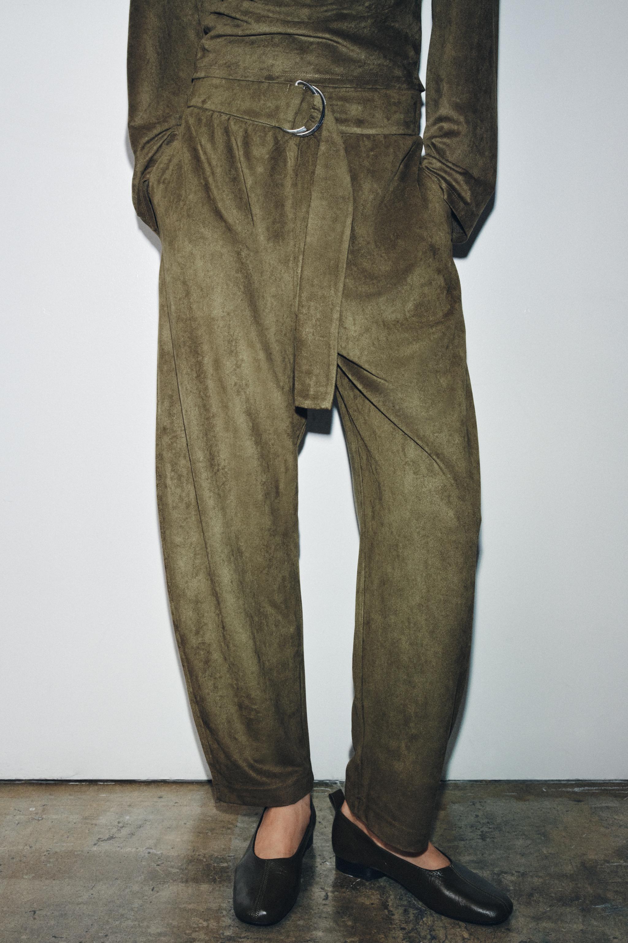 Ensemble pour femme : haut en daim plissé à la taille, ceinture et pantalon.