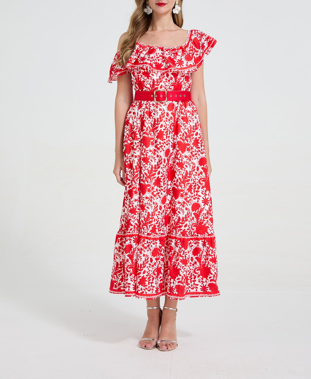 Robe longue asymétrique pour femme, épaules dénudées, bretelles spaghetti, taille cintrée à volants, coupe flatteuse et ourlet évasé.