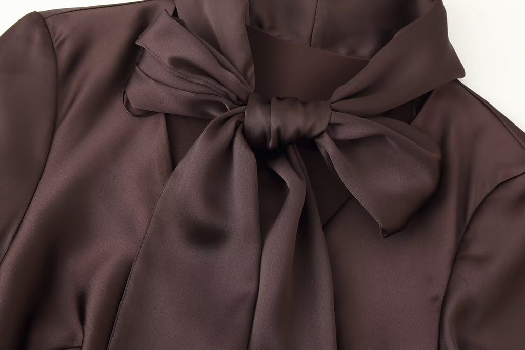 Manteau d'automne pour femme, robe écharpe en satin de soie texturé, texture soie.
