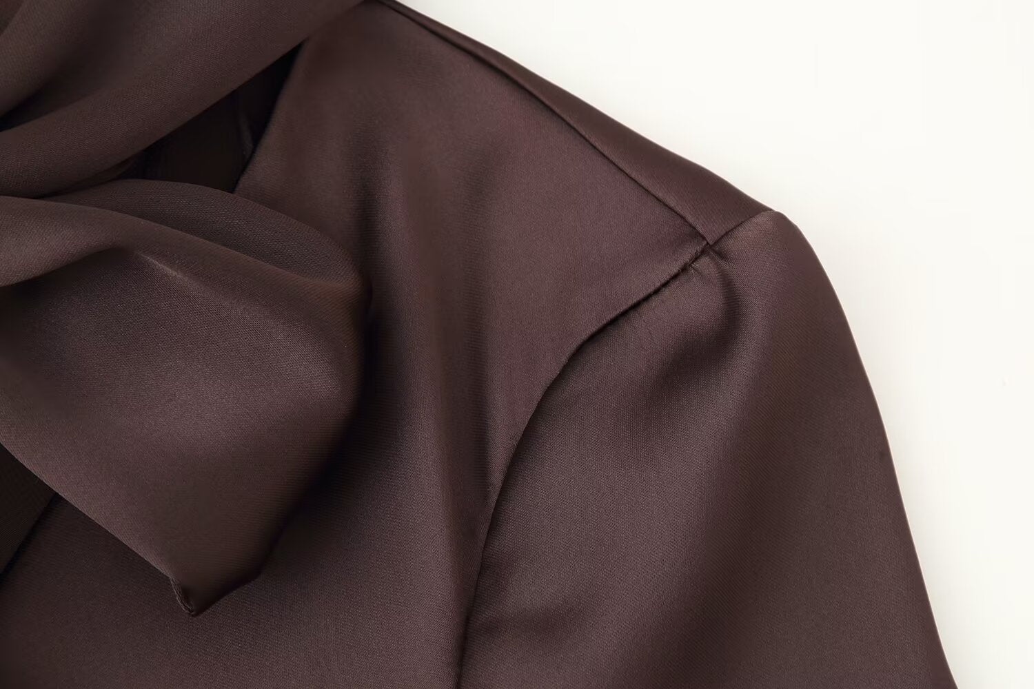 Manteau d'automne pour femme, robe écharpe en satin de soie texturé, texture soie.