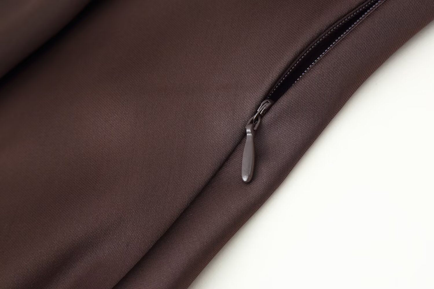 Manteau d'automne pour femme, robe écharpe en satin de soie texturé, texture soie.