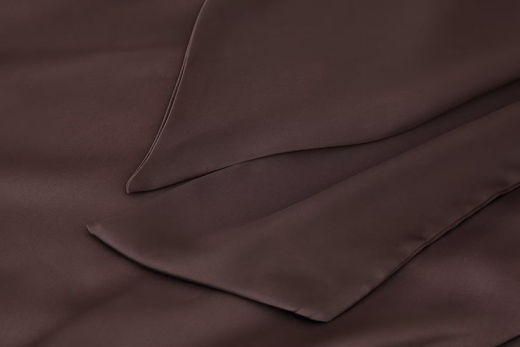 Manteau d'automne pour femme, robe écharpe en satin de soie texturé, texture soie.