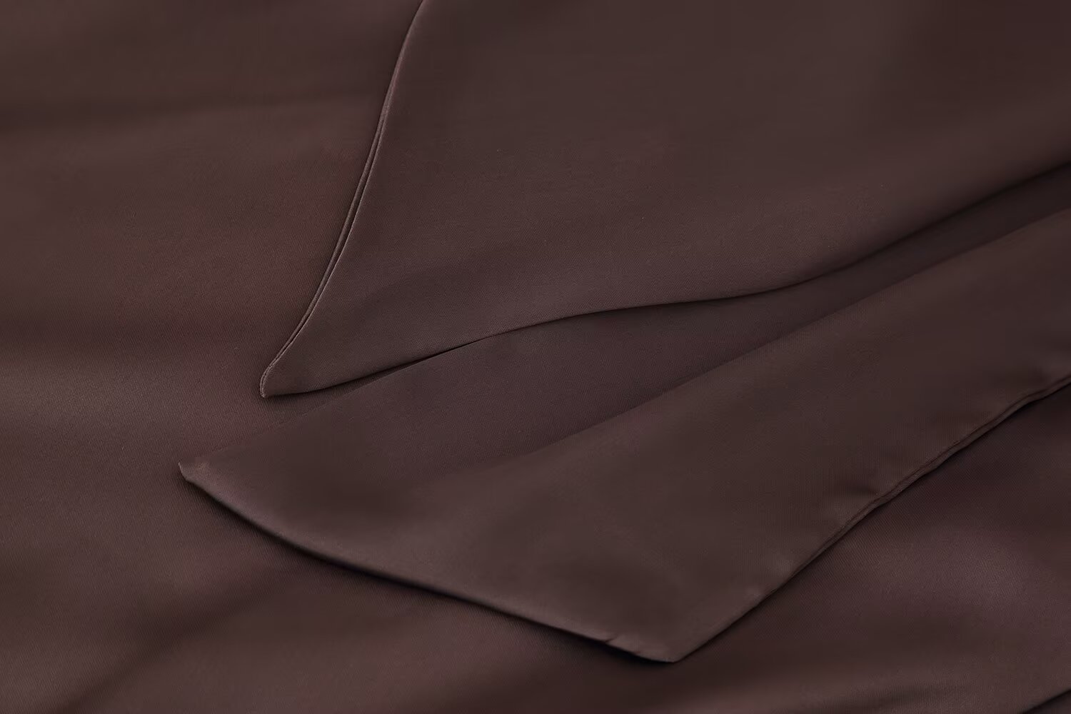 Manteau d'automne pour femme, robe écharpe en satin de soie texturé, texture soie.