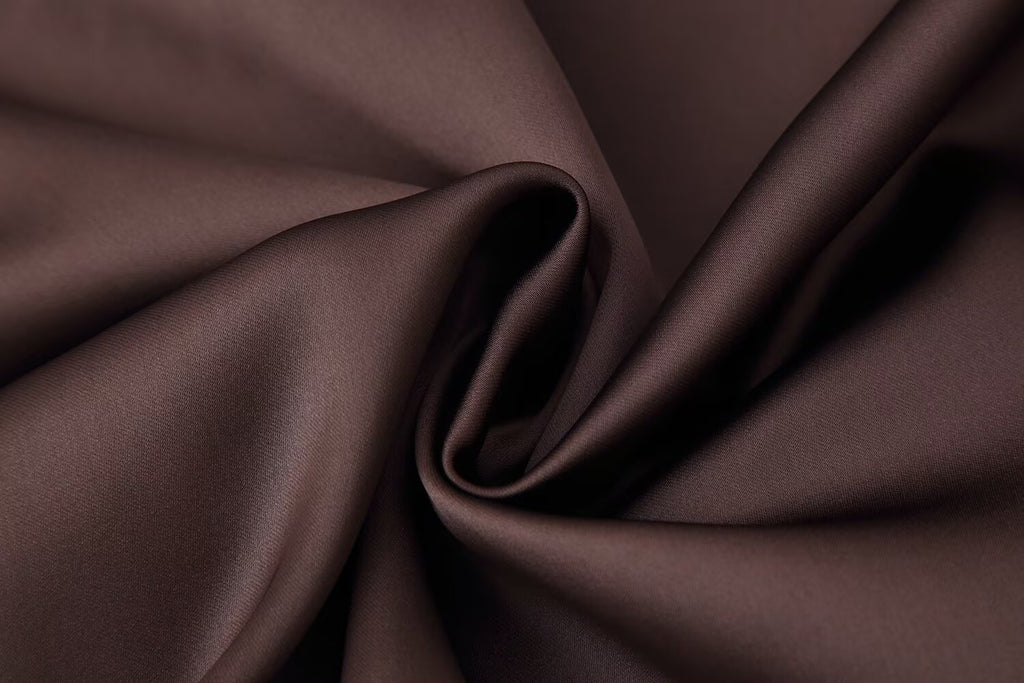 Manteau d'automne pour femme, robe écharpe en satin de soie texturé, texture soie.