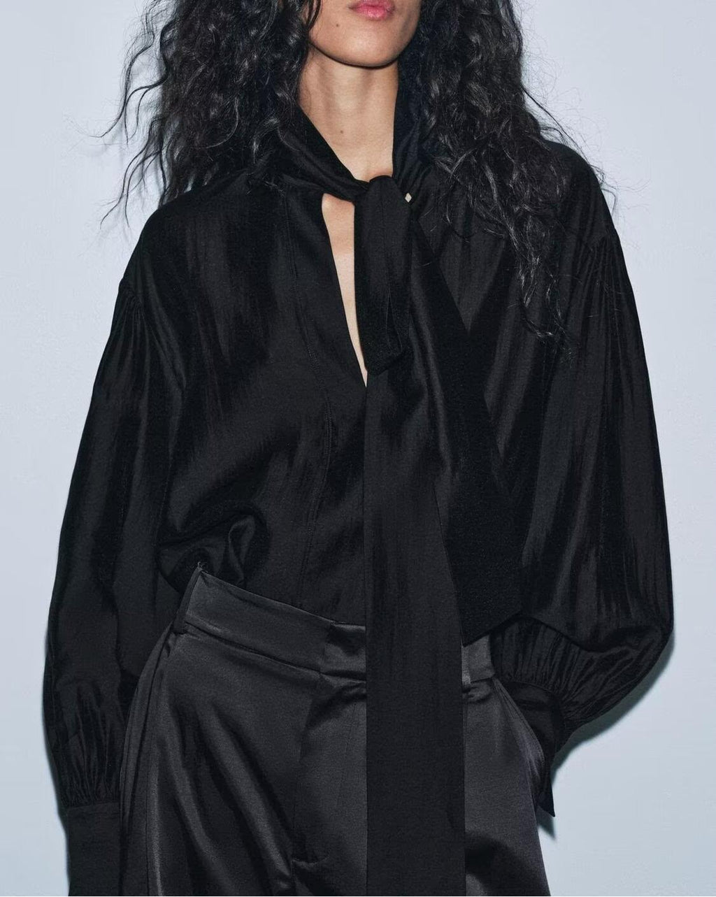 Chemise d'hiver pour femme, ample, avec nœud décoratif et drapé.