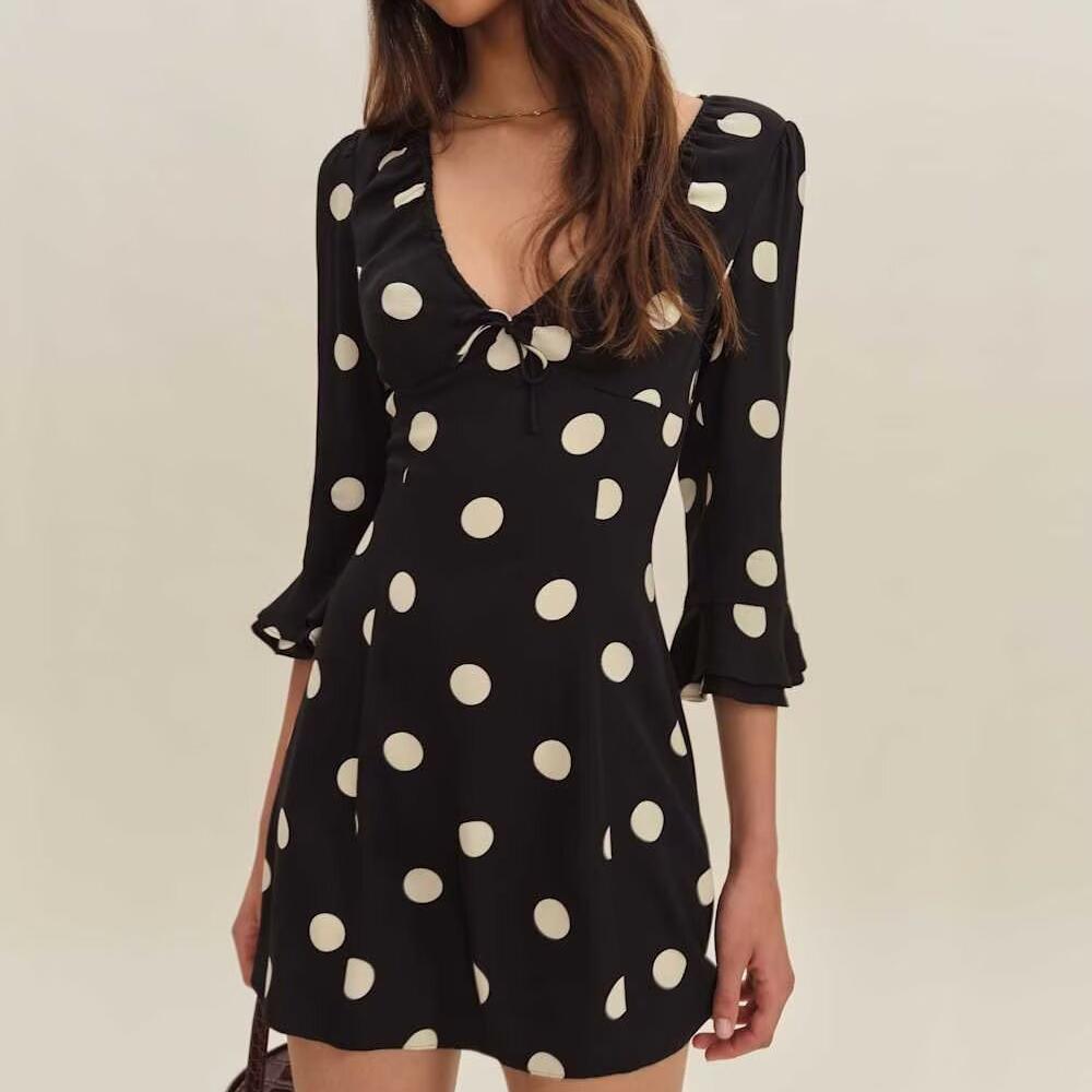 Robe à pois rétro française pour femme, col V, coupe ajustée, manches évasées, style trapèze.