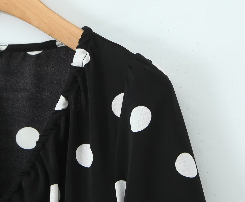 Robe à pois rétro française pour femme, col V, coupe ajustée, manches évasées, style trapèze.