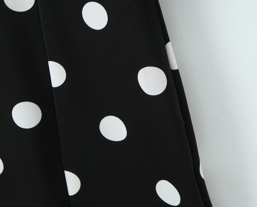 Robe à pois rétro française pour femme, col V, coupe ajustée, manches évasées, style trapèze.