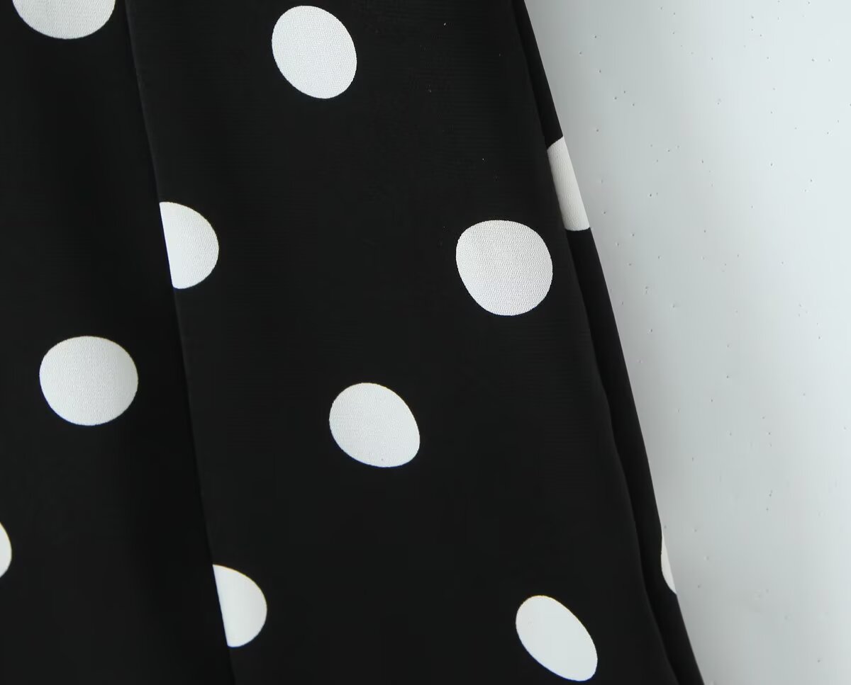 Robe à pois rétro française pour femme, col V, coupe ajustée, manches évasées, style trapèze.
